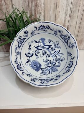 Vintage 9” Blue Danube "Blue Onion" large serving/salad bowl made in Japan